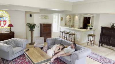 baise en caméra cachée au salon - txxx.com - France