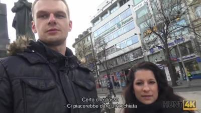 Le Coppie Accettano Lofferta Di Cacciatore E Ragazza Lo Rende Felice - hclips.com