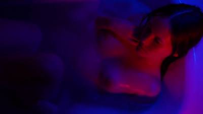 Min Lydige Pige Blev Vad To Gange Mens Hun Romantisk Suttede Pik Pa Badeværelset - hclips.com