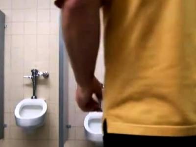 Masturbating in a public bathroom - drtuber.com