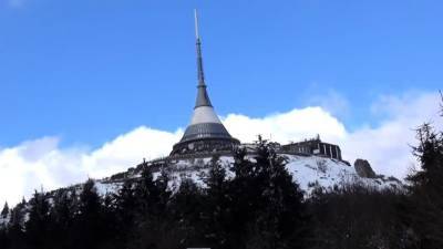 Sexy Babe In Miniskirt Pees In The Snow - nvdvid.com