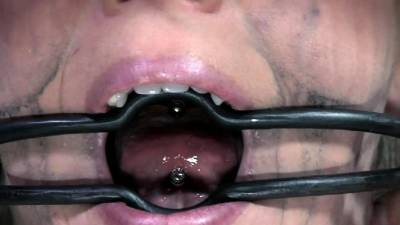 Goluptious bombshell who likes to ride a sex tool - icpvid.com