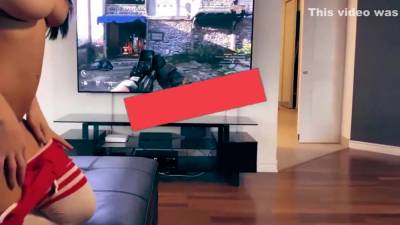 Ragazza Scopa Suo Fratello Mentre Suona I Videogiochi - upornia.com - Italy