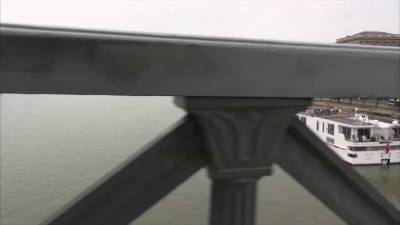 Chica pelirroja mamando verga y follando con este tipo - holaporno.xxx