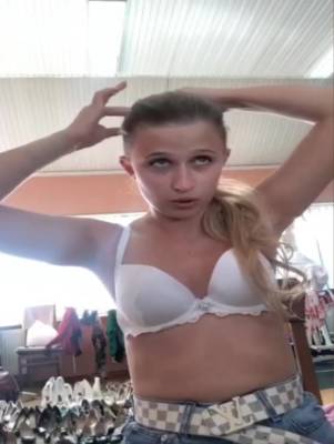 Cutie Gets Dressed On Periscope - hclips.com