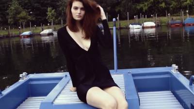 Klara Glamour Boat - hclips.com