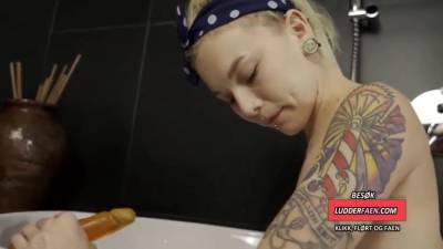 Liten Tispe Har Det Goy Pa Badet Med Lekene Sine - upornia.com