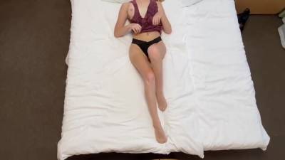 Krasotka S Velikolepnoi Figuroi Razvlekaetsya-issoria - hclips.com