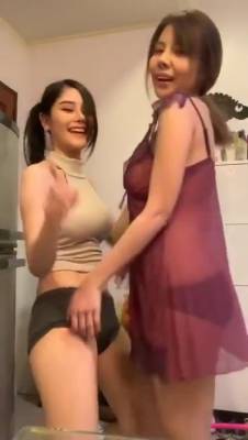 Sexy Thai Girl Dancing With Her Friends On Bigo - hclips.com - Thailand