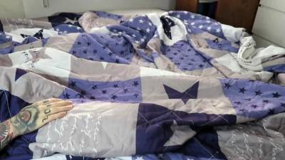 Styvpappa Creampies sin styvdotter medan mamma r ute - icpvid.com