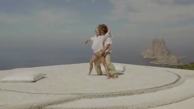 Yoga In The Sky - upornia.com