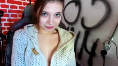 En Szar Az Aranyos Lepcson, Es O Spriccel - hclips.com