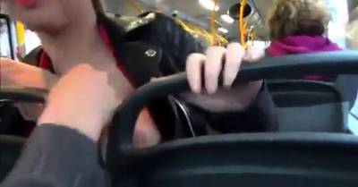 Zwei Schlampen geben Gruppe blasen mich in Buss - nvdvid.com