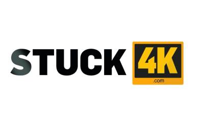 STUCK4K. Chicks hand was stuck so the guy had a chance - nvdvid.com