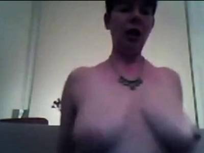 Mature busty brunette flahes her natural juicy melons - nvdvid.com