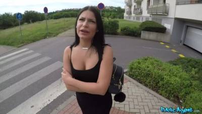 She Gets Fucked Next to a River - porntry.com