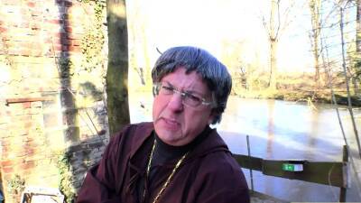 Mature cleaning lady fucking by horny priest - nvdvid.com