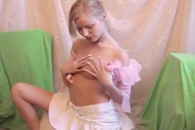 Young Hannah Showed All Her Pussy - upornia.com - Russia