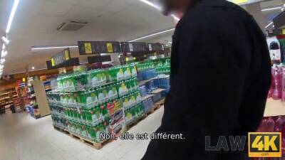 Une ado ne comprend pas pourquoi mais un agent de sécurité la baise au poste de sécurité - sexu.com