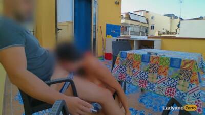 Lo Spompino Mentre Fuma In Terrazza Poi Mi Scopa In Pieno Giorno Davanti A Tutti (outdoor Sex) Ita - hclips.com