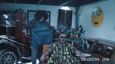 Barber Babe Bounces On Deras D - upornia.com - Usa