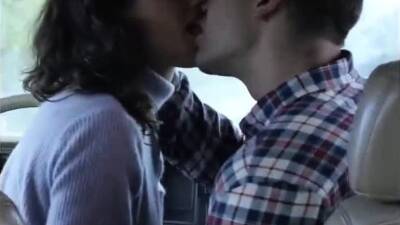 bonne baise dans la voiture avec Lea chopee sur amitiecaline - nvdvid.com