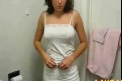 Jolie beurette qui se caresse dans la salle de bain - icpvid.com - France