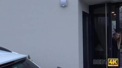 Tschechische Schonheit Muss Beine Spreizen Oder Schuldeneintreiber Beschlagnahmt Auto - upornia.com - Czech Republic