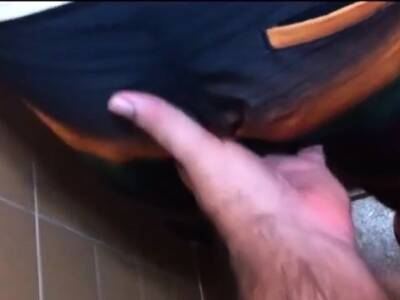 Caminhoneiros se pegando no banheiro - nvdvid.com