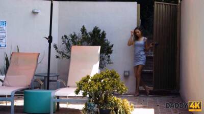 Mädchen betrügt Freund mit seinem Stiefvater im Freibad - sexu.com