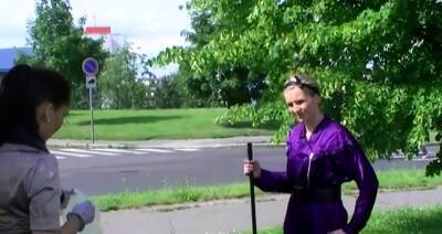 Gals plays sensually with water and her love muffins - nvdvid.com