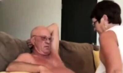 Girl giving husband a blow hand job - icpvid.com