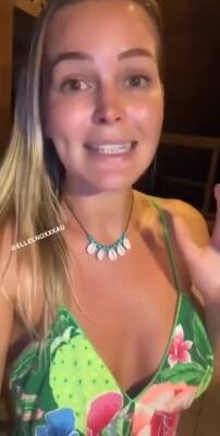 Ellen Flashing Her Tits - hclips.com