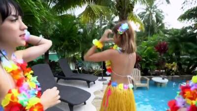 Random guy ends up in a Hawaiian foursome - icpvid.com