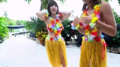 Random guy ends up in a Hawaiian foursome - icpvid.com