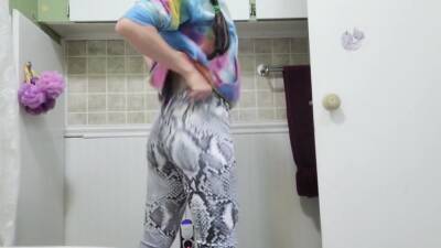 Nerdy Faery Gets New Leggins. Close Up Piss - hclips.com