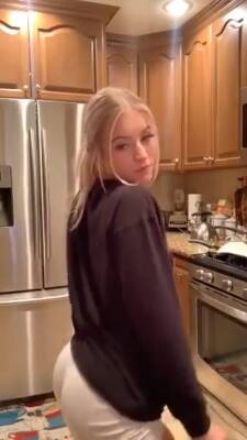 Hot Blonde Jiggling Her Ass In The Kitchen - hclips.com