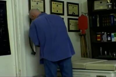 Hot Slut Spreads Her Legs And Guy Licks Her Pussy - upornia.com - Usa