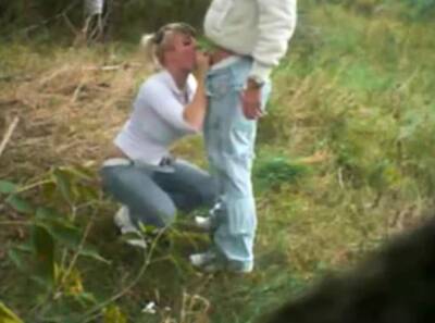 Outdoor-Blowjob mit deutschem Exhibitionistenpaar - icpvid.com - Germany