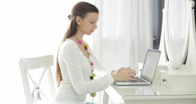 Foxy brunette babe Margarita C behaving badly - icpvid.com