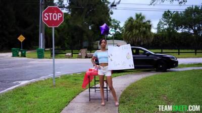 Alicia Reign Is Selling Cupcakes To Bring In Some Extra Money For S - upornia.com