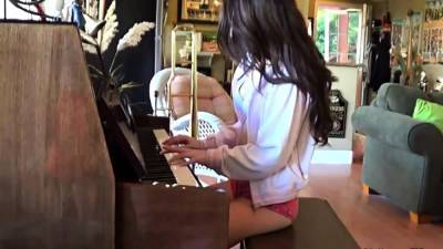 Britney Blue Piano Naked - nvdvid.com