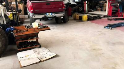 Blonde wife with big tits gets sucks dick in the garage - icpvid.com