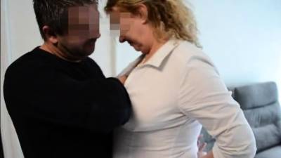 Un ami tripote la bourgeoise et lui roule des pelles - icpvid.com