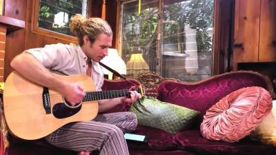 Between the sheets with MILF Siouxsie Q - nvdvid.com - Russia