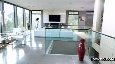 Lesbian Cougar Mom Fucks Cassidy W Strap-on! - upornia.com