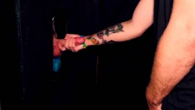 Gay hunk rides gloryhole - nvdvid.com