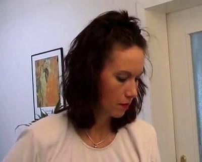 Milf wird im Bad gleich 2 mal durchgenommen - nvdvid.com