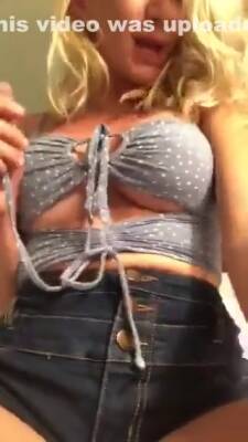 Hottie With Nice Squezzed Titties - hclips.com