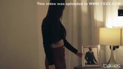 Cloth Sniffing Randy Babysitter Alina Seduces Boss - upornia.com - Usa